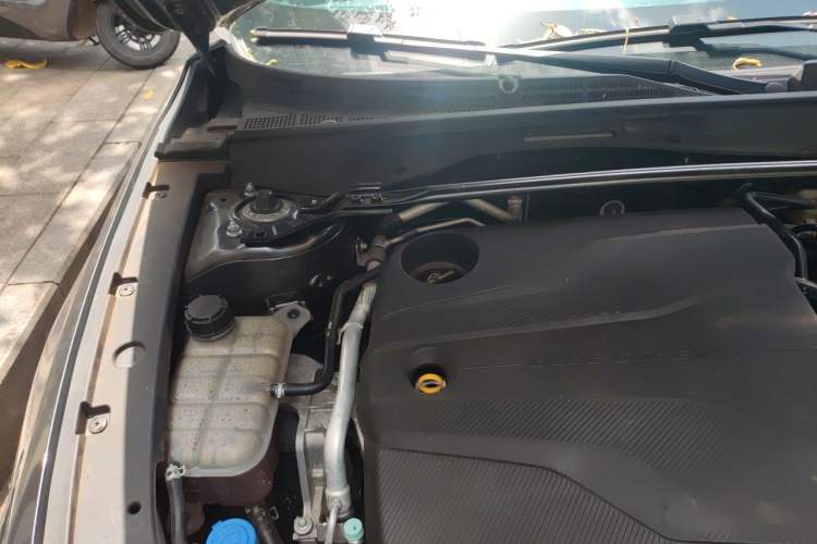 Used CHANGAN UNI-V 2022 1.5T Prestige Version Engine Bay Right