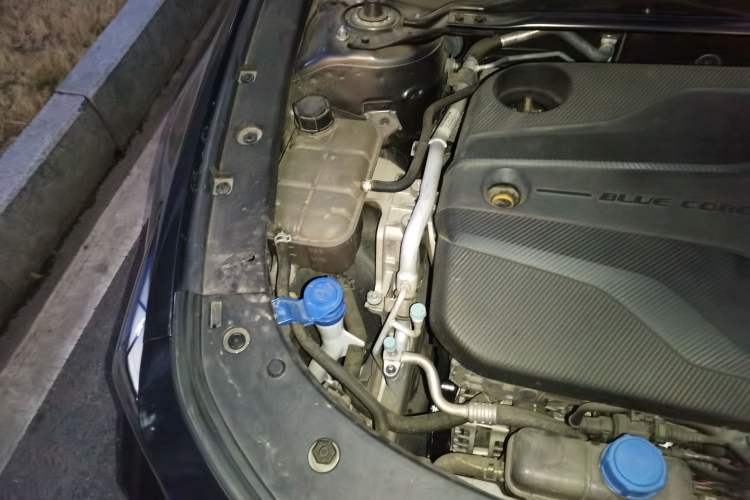 Used CHANGAN UNI-V 2022 1.5T Prestige Version Engine Bay Right