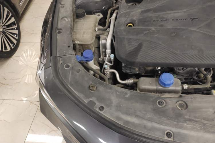 Used CHANGAN UNI-V 2022 1.5T Prestige Version Engine Bay Right