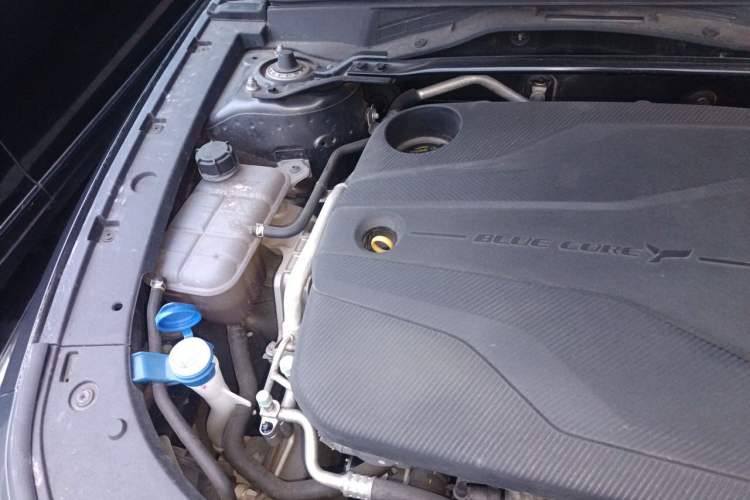 Used CHANGAN UNI-V 2022 1.5T Prestige Version Engine Bay Right
