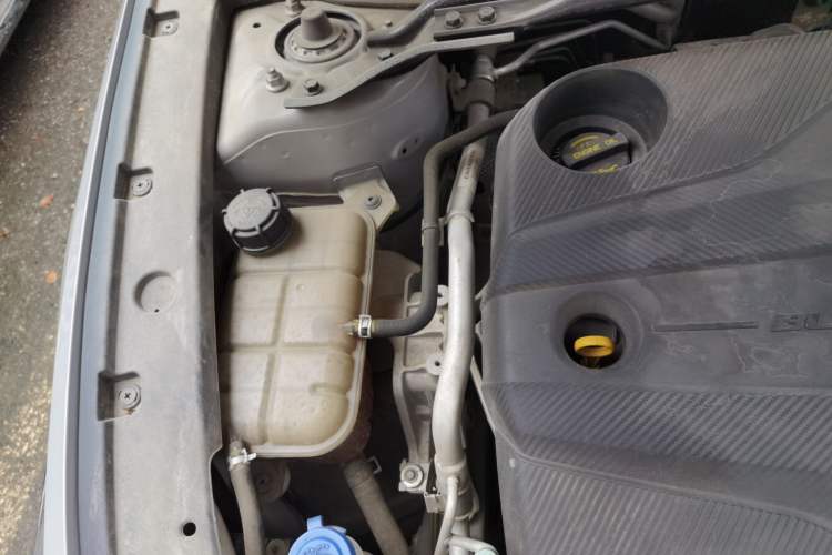 Used CHANGAN UNI-V 2022 1.5T Prestige Version Engine Bay Right