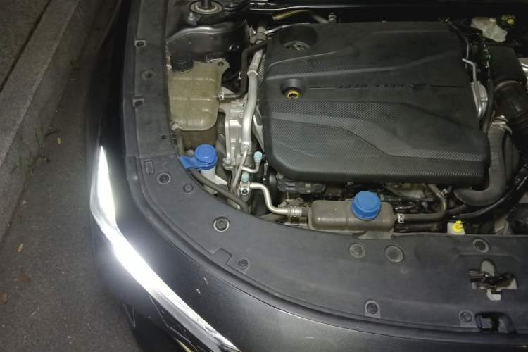 Used CHANGAN UNI-V 2022 1.5T Prestige Version Engine Bay Right