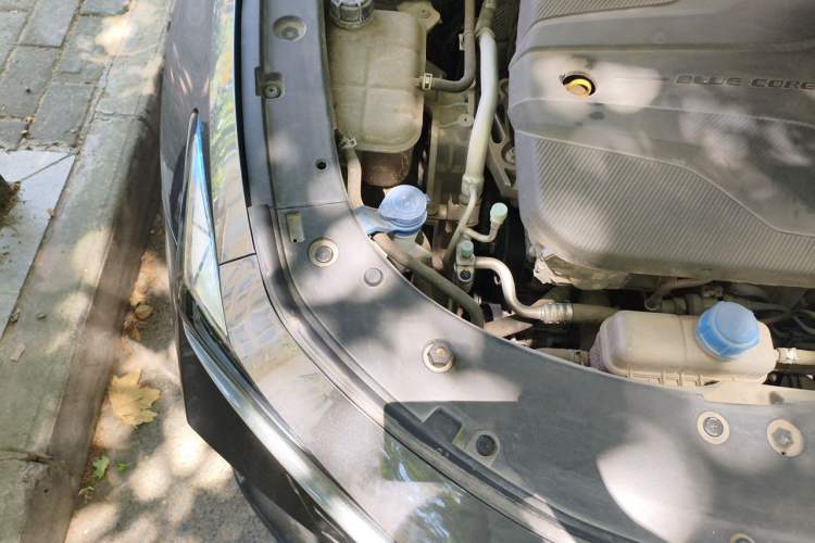 Used CHANGAN UNI-V 2022 1.5T Prestige Version Engine Bay Right