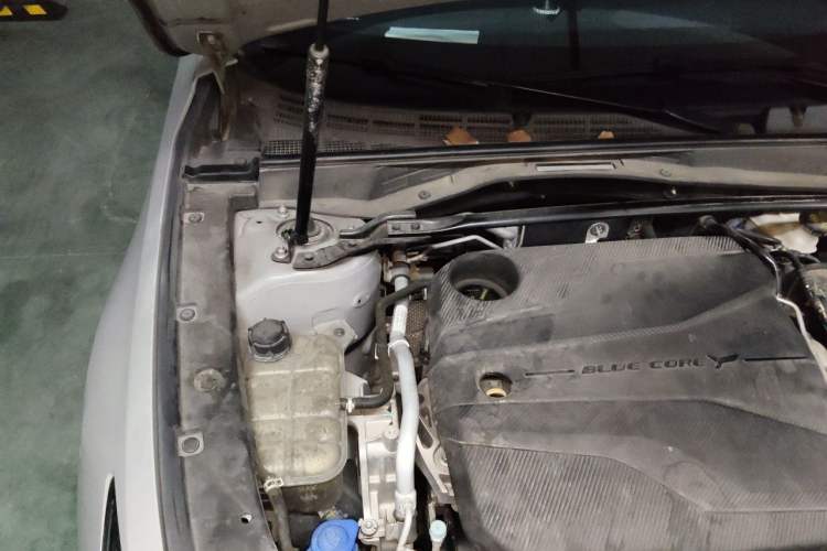 Used CHANGAN UNI-V 2022 1.5T Prestige Version Engine Bay Right