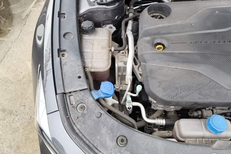 Used CHANGAN UNI-V 2022 1.5T Smart Navigation Version Engine Bay Right