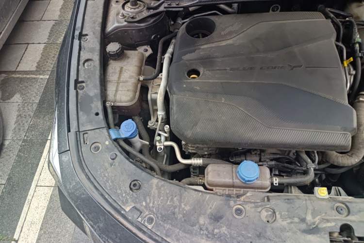 Used CHANGAN UNI-V 2022 1.5T Prestige Version Engine Bay Right