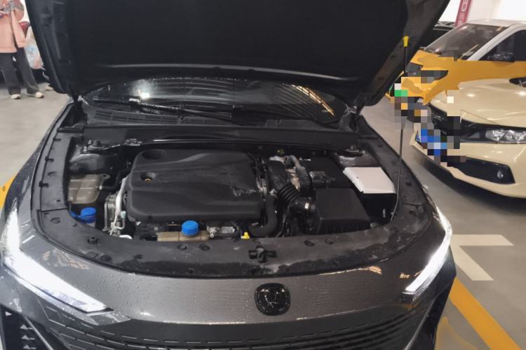 Used CHANGAN UNI-V 2022 1.5T Smart Navigation Version Engine Bay