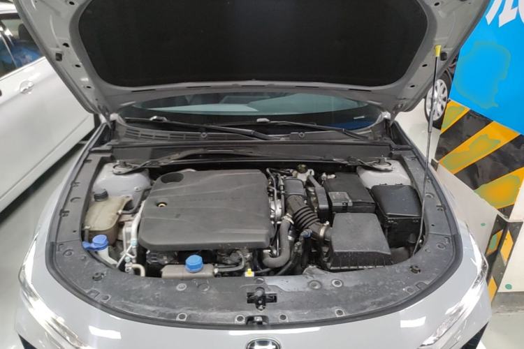 Used CHANGAN UNI-V 2022 1.5T Smart Navigation Version Engine Bay