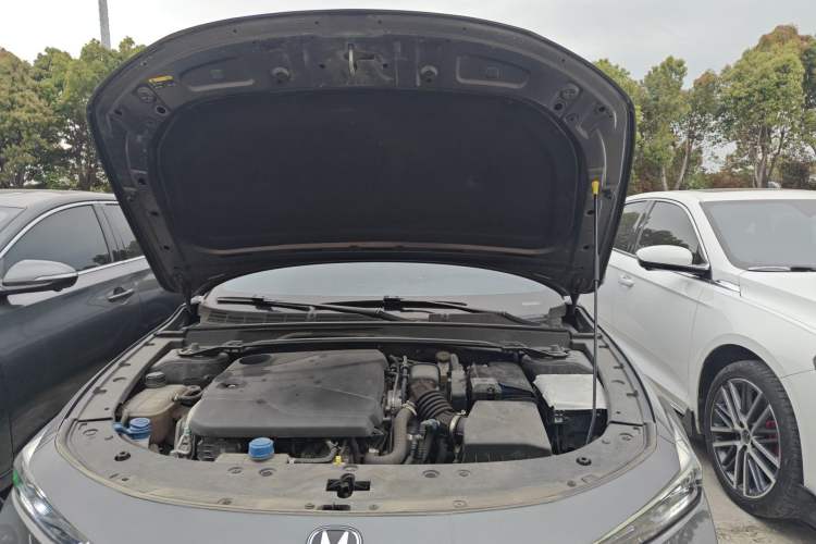 Used CHANGAN UNI-V 2022 1.5T Smart Navigation Version Engine Bay