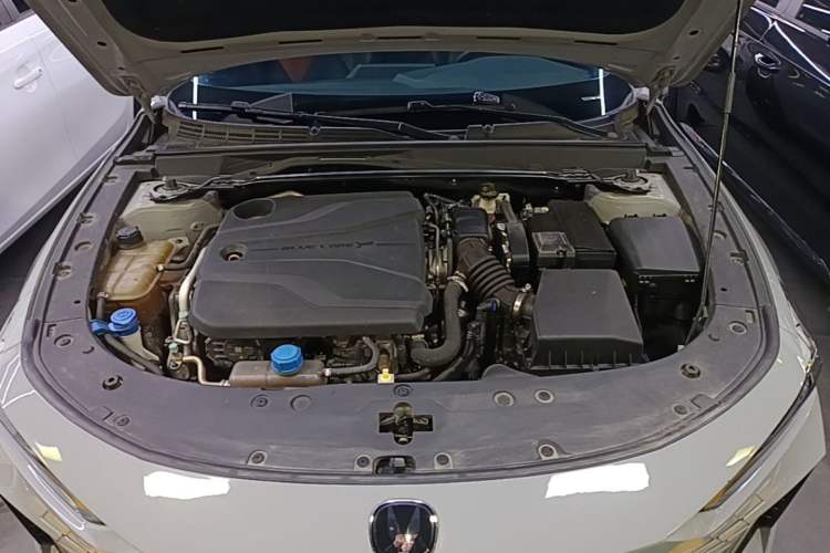 Used CHANGAN UNI-V 2022 1.5T Prestige Version Engine Bay
