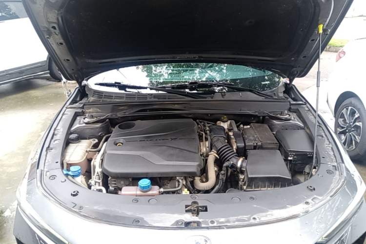 Used CHANGAN UNI-V 2022 1.5T Prestige Version Engine Bay