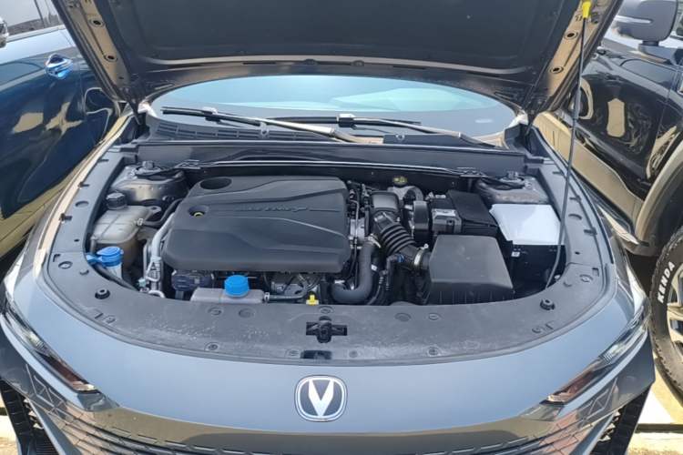 Used CHANGAN UNI-V 2022 1.5T Prestige Version Engine Bay