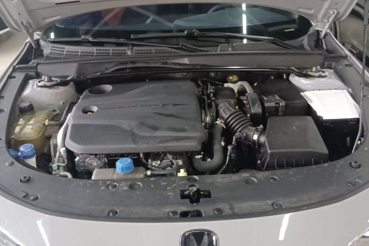 Used CHANGAN UNI-V 2022 1.5T Smart Navigation Version Engine Bay