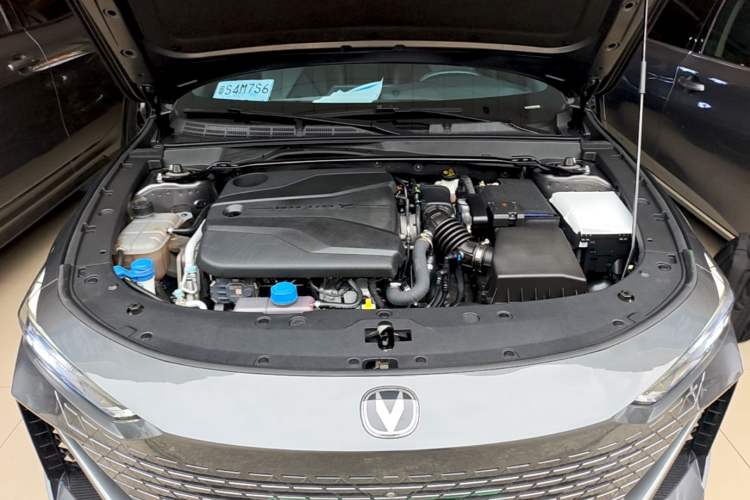 Used CHANGAN UNI-V 2022 1.5T Smart Navigation Version Engine Bay
