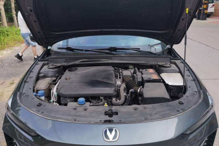 Used CHANGAN UNI-V 2022 1.5T Smart Navigation Version Engine Bay