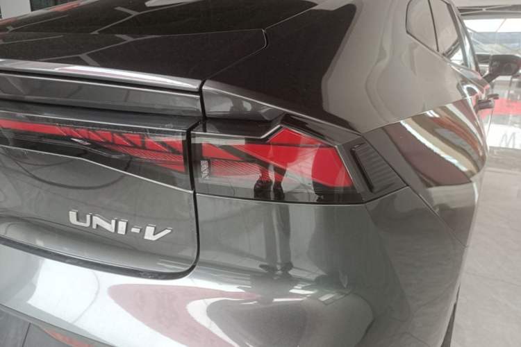 Used CHANGAN UNI-V 2022 1.5T Prestige Version Exterior 3