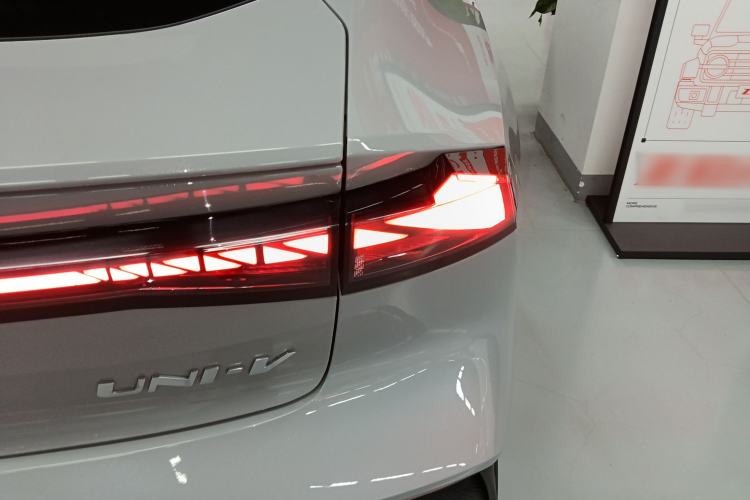 Used CHANGAN UNI-V 2022 1.5T Prestige Version Exterior 3