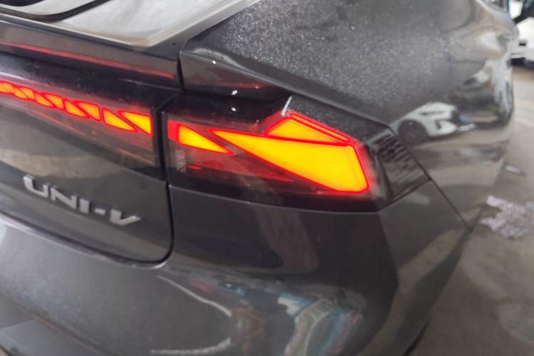 Used CHANGAN UNI-V 2022 1.5T Prestige Version Exterior 3