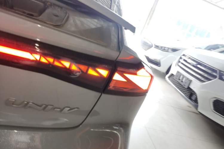 Used CHANGAN UNI-V 2022 1.5T Smart Navigation Version Exterior 3