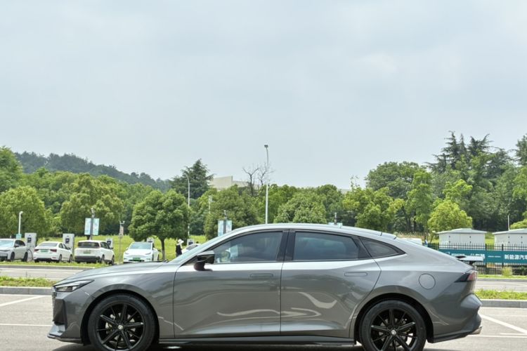 Used CHANGAN UNI-V 2022 1.5T Prestige Version Exterior 4