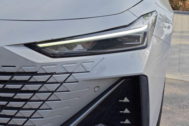 Used CHANGAN UNI-V 2022 1.5T Prestige Version Exterior 6