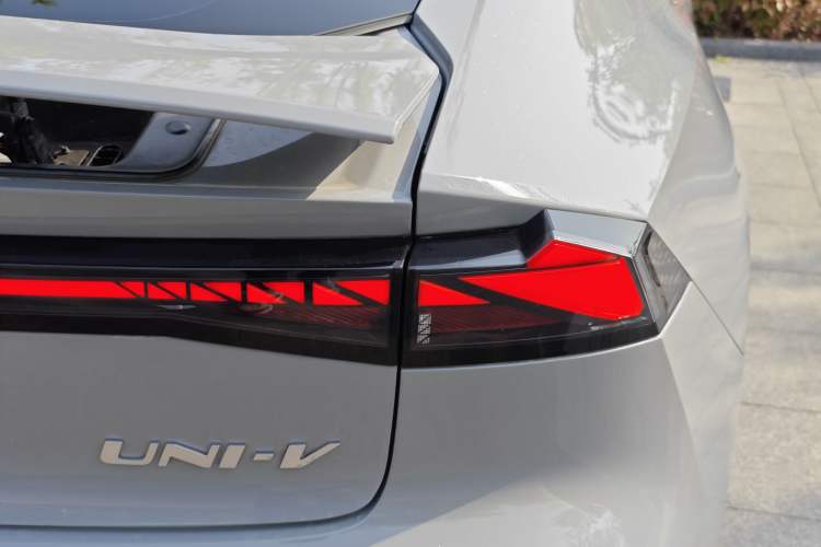 Used CHANGAN UNI-V 2022 1.5T Prestige Version Exterior 8