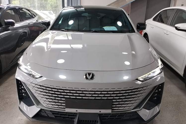 Used CHANGAN UNI-V 2022 1.5T Prestige Version Front