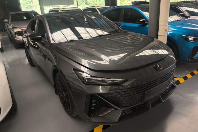 Used CHANGAN UNI-V 2022 1.5T Prestige Version Front Right 45 Deg