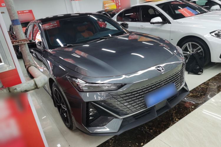 Used CHANGAN UNI-V 2022 1.5T Prestige Version Front Right 45 Deg