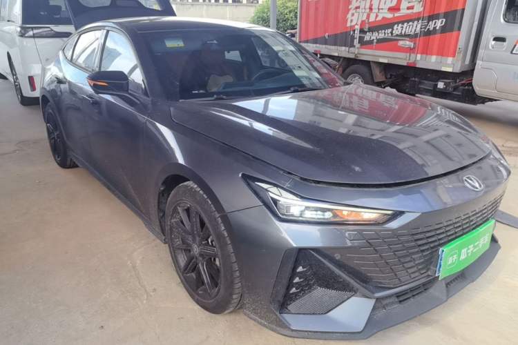 Used CHANGAN UNI-V 2022 1.5T Prestige Version Front Right 45 Deg