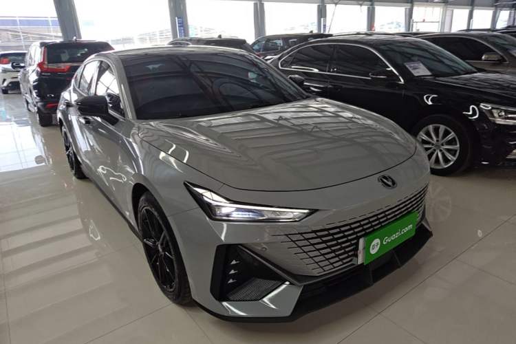 Used CHANGAN UNI-V 2022 1.5T Prestige Version Front Right 45 Deg