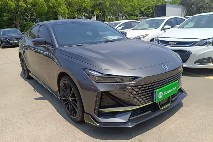Used CHANGAN UNI-V 2022 1.5T Sport Edition Front Right 45 Deg