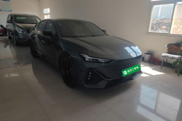 Used CHANGAN UNI-V 2022 1.5T Prestige Version Front Right 45 Deg