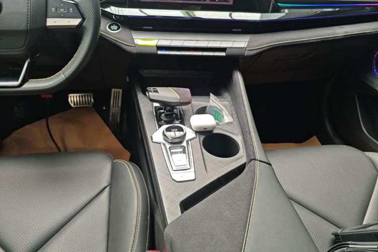 Used CHANGAN UNI-V 2022 1.5T Sport Edition Gear Lever