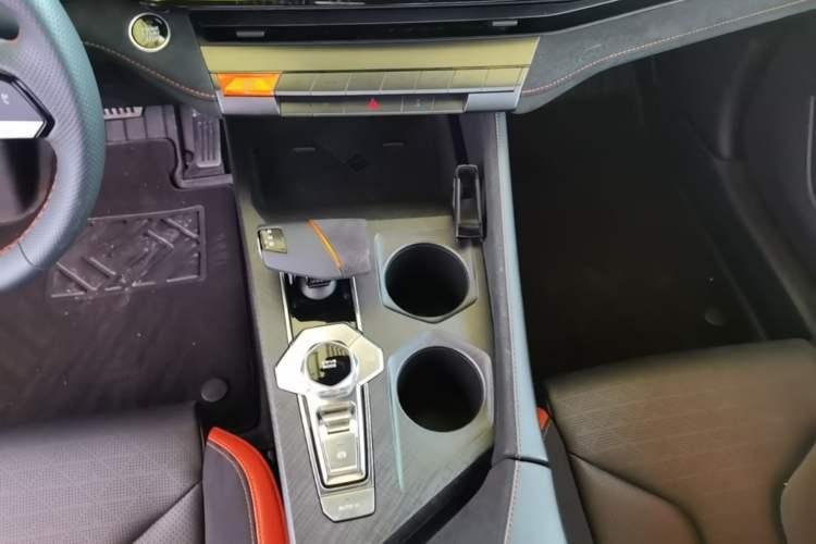 Used CHANGAN UNI-V 2022 2.0T Leading-Speed Edition Gear Lever