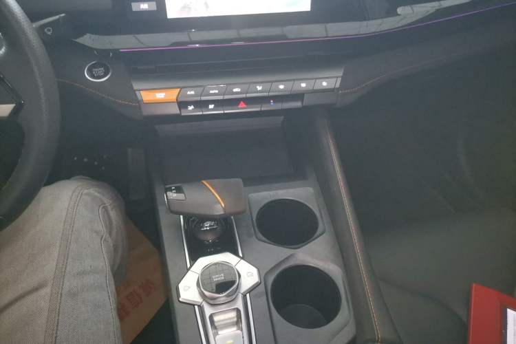 Used CHANGAN UNI-V 2022 2.0T Leading-Speed Edition Gear Lever