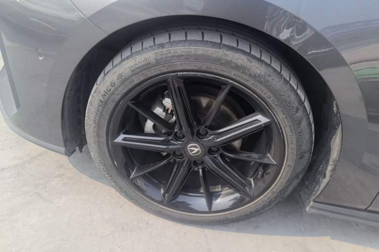 Used CHANGAN UNI-V 2022 1.5T Smart Navigation Version Left Front Wheel Hub