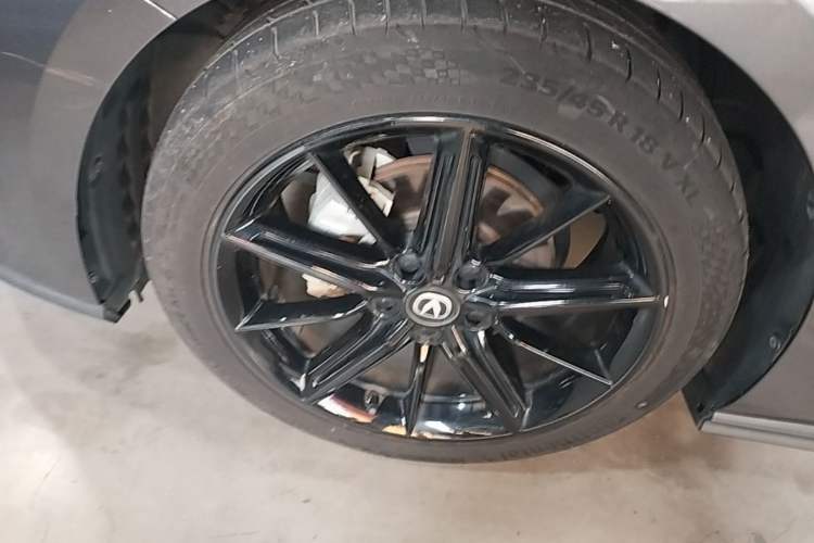 Used CHANGAN UNI-V 2022 1.5T Prestige Version Left Front Wheel Hub