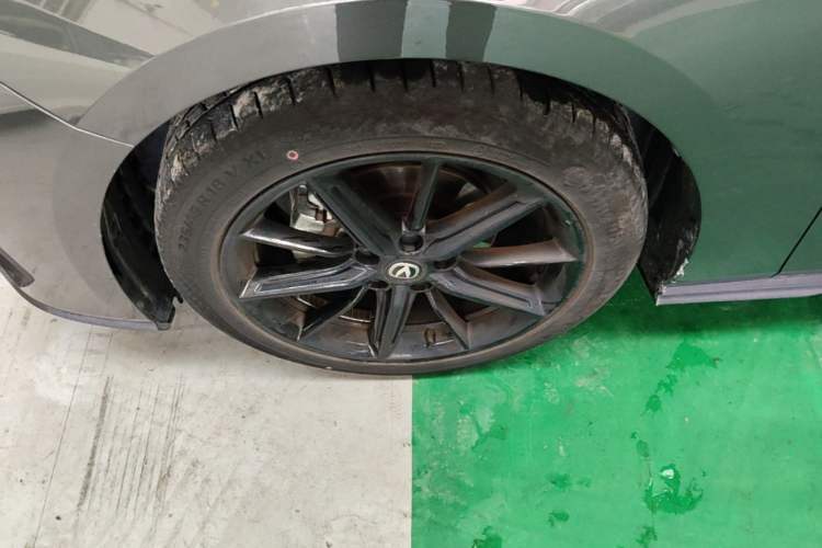 Used CHANGAN UNI-V 2022 1.5T Prestige Version Left Front Wheel Hub