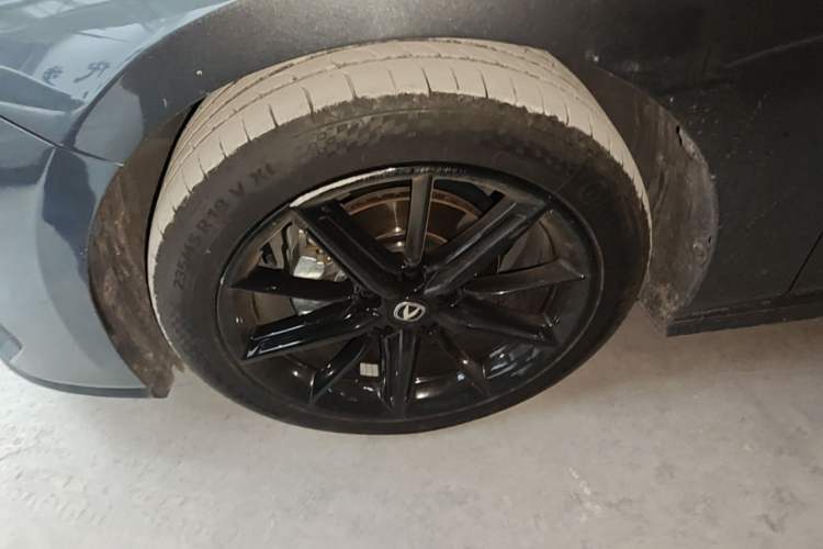 Used CHANGAN UNI-V 2022 1.5T Prestige Version Left Front Wheel Hub
