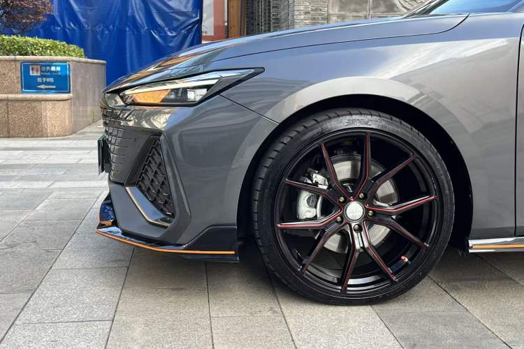 Used CHANGAN UNI-V 2022 2.0T Leading-Speed Edition Left Front Wheel Hub