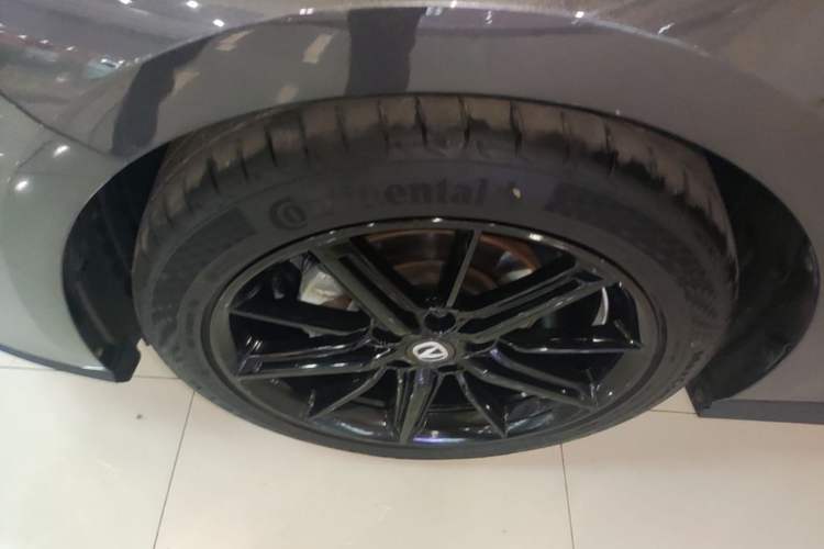 Used CHANGAN UNI-V 2022 1.5T Prestige Version Left Front Wheel Hub
