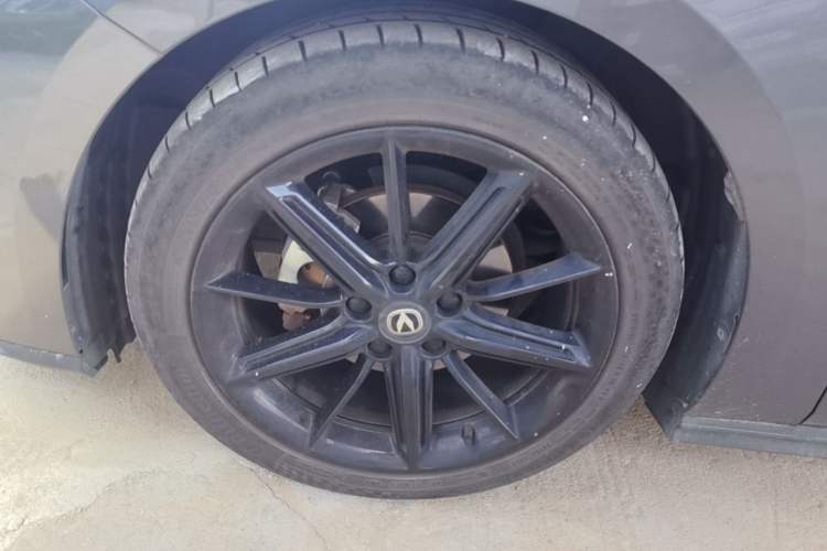Used CHANGAN UNI-V 2022 1.5T Prestige Version Left Front Wheel Hub