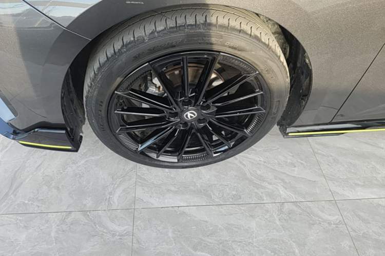 Used CHANGAN UNI-V 2022 1.5T Sport Edition Left Front Wheel Hub