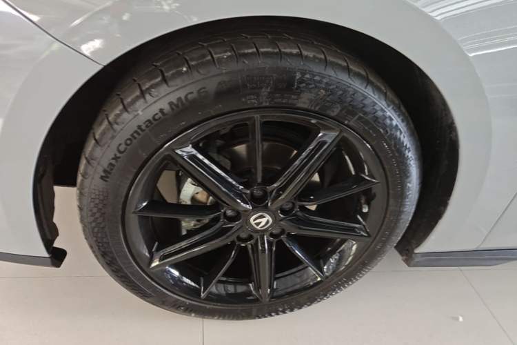 Used CHANGAN UNI-V 2022 1.5T Prestige Version Left Front Wheel Hub
