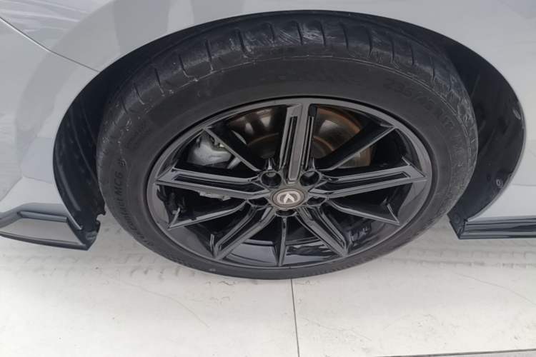 Used CHANGAN UNI-V 2022 2.0T Leading-Speed Edition Left Front Wheel Hub