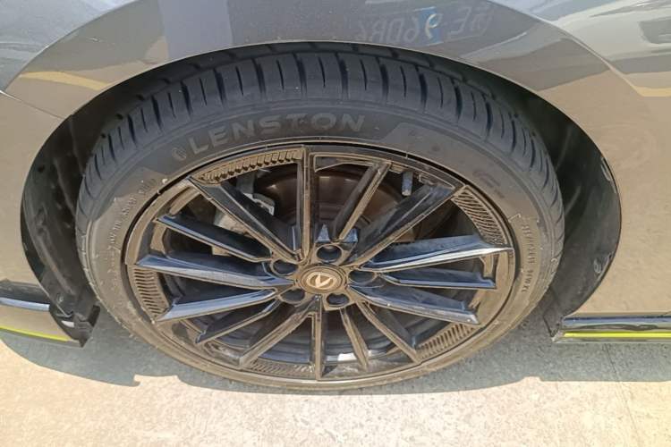 Used CHANGAN UNI-V 2022 1.5T Sport Edition Left Front Wheel Hub