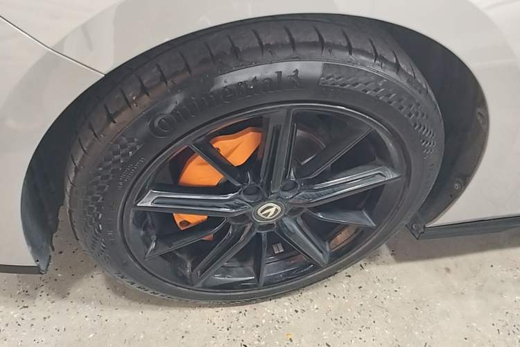 Used CHANGAN UNI-V 2022 1.5T Prestige Version Left Front Wheel Hub