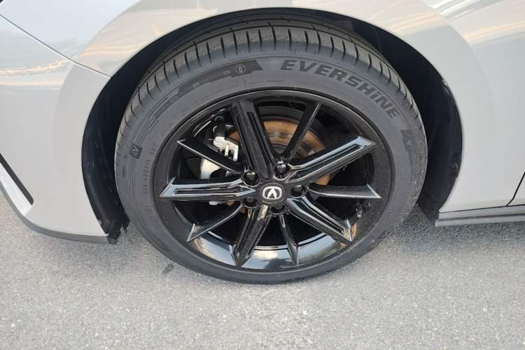 Used CHANGAN UNI-V 2022 1.5T Prestige Version Left Front Wheel Hub