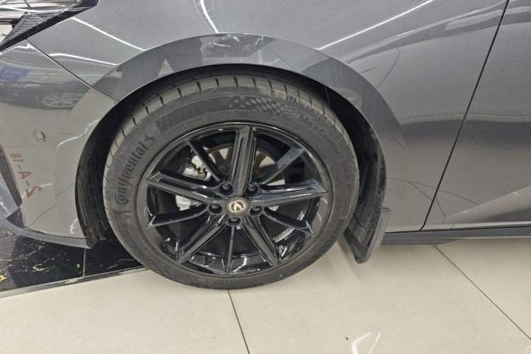 Used CHANGAN UNI-V 2022 1.5T Smart Navigation Version Left Front Wheel Hub